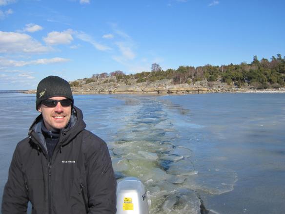 Kalle plöjer en ränna i isen